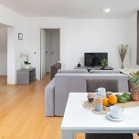 Sunny 1311 Apartment